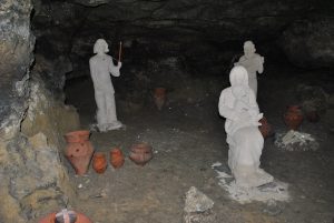 cave-statues